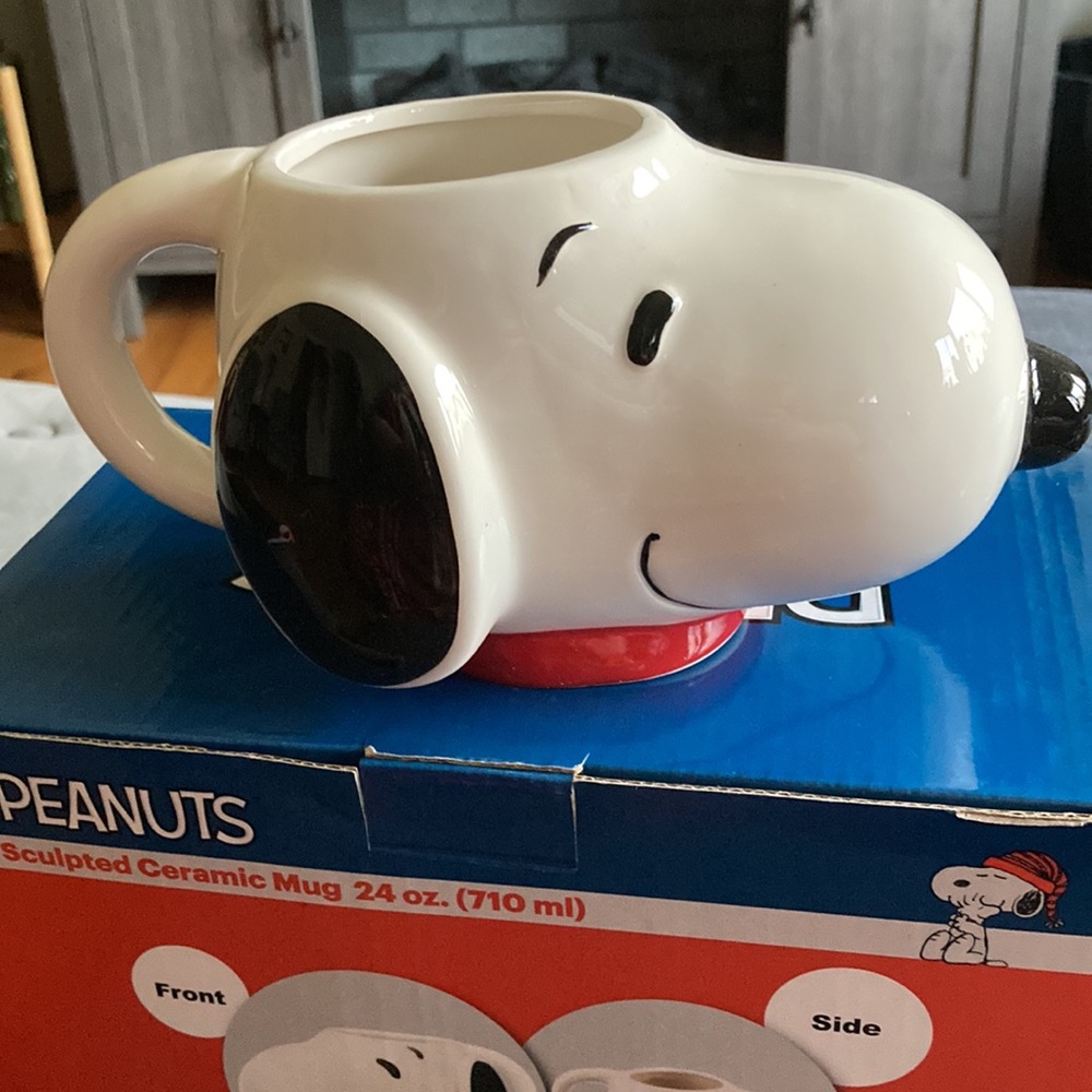 Peanuts Snoopy mug.
